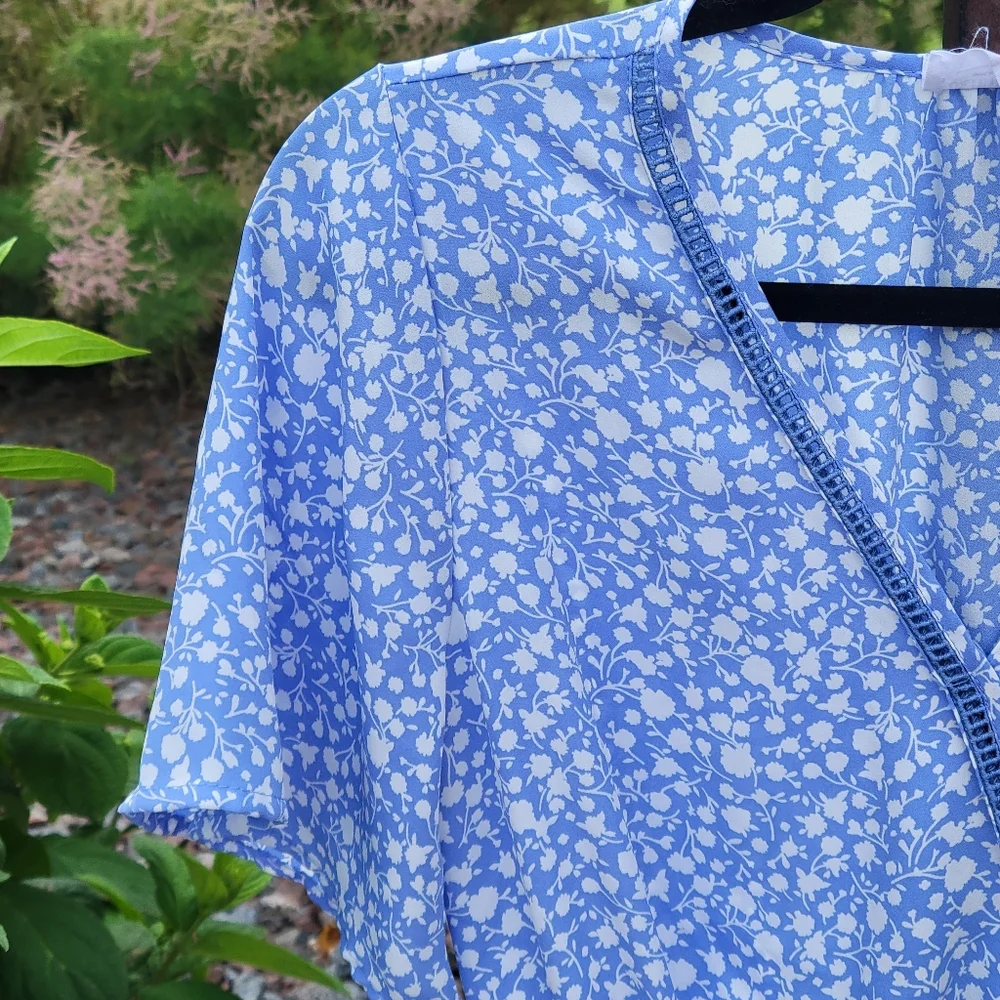 Sienna Sky Blue & White Floral V Neck Wrap Blouse Medium - Picture 5 of 9